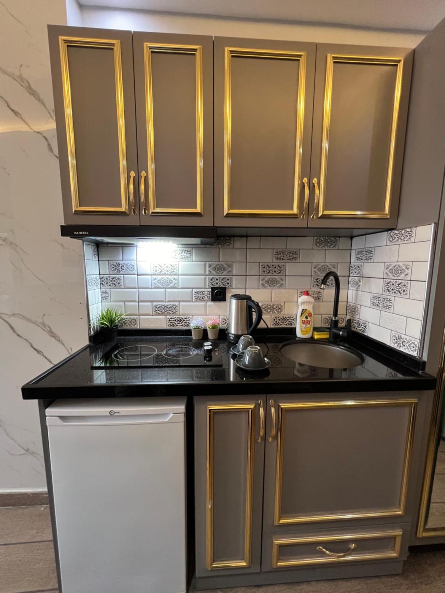 Taksim Larissa Hotel Suites Istanbul Bagian luar foto