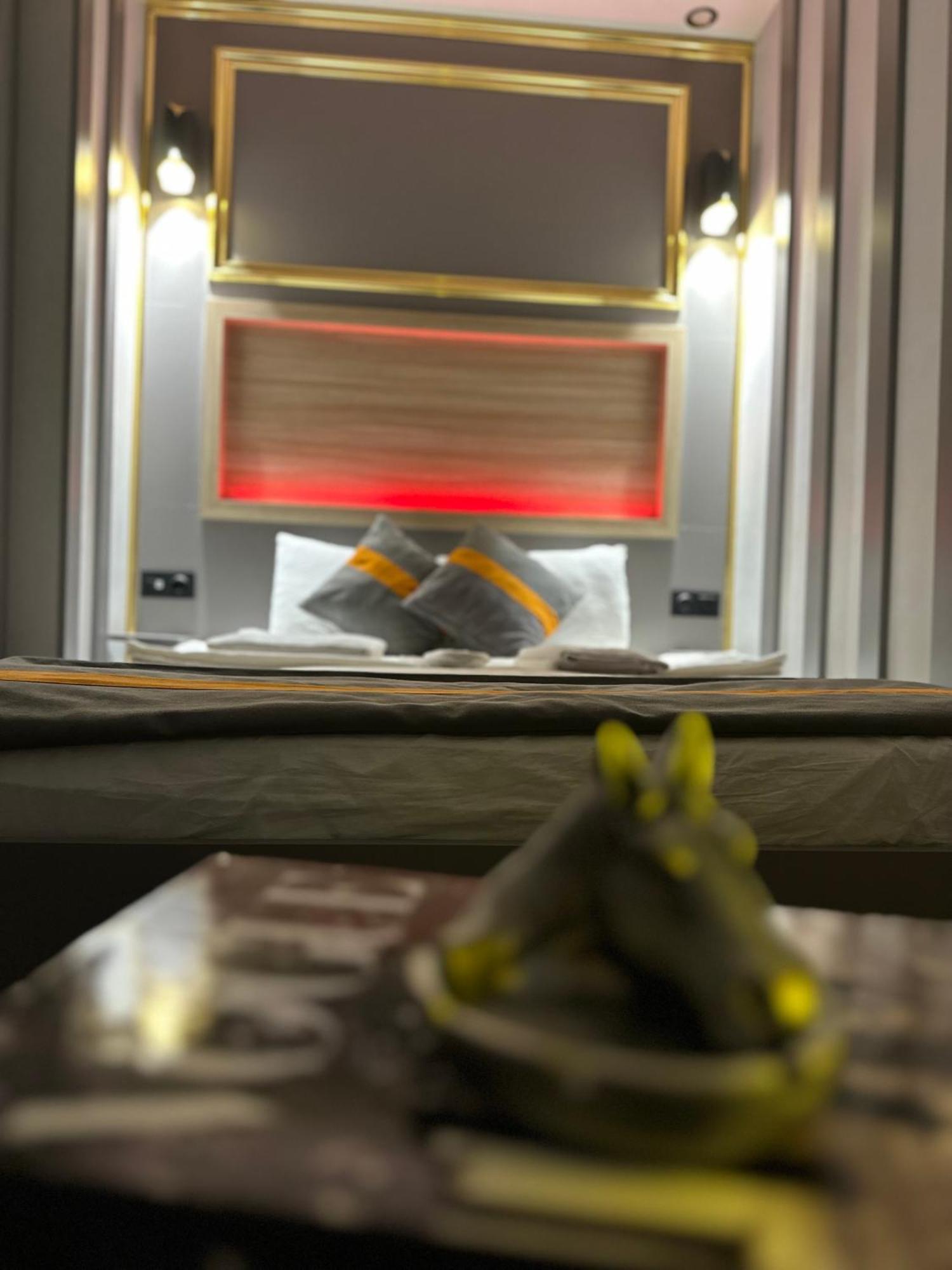 Taksim Larissa Hotel Suites Istanbul Bagian luar foto