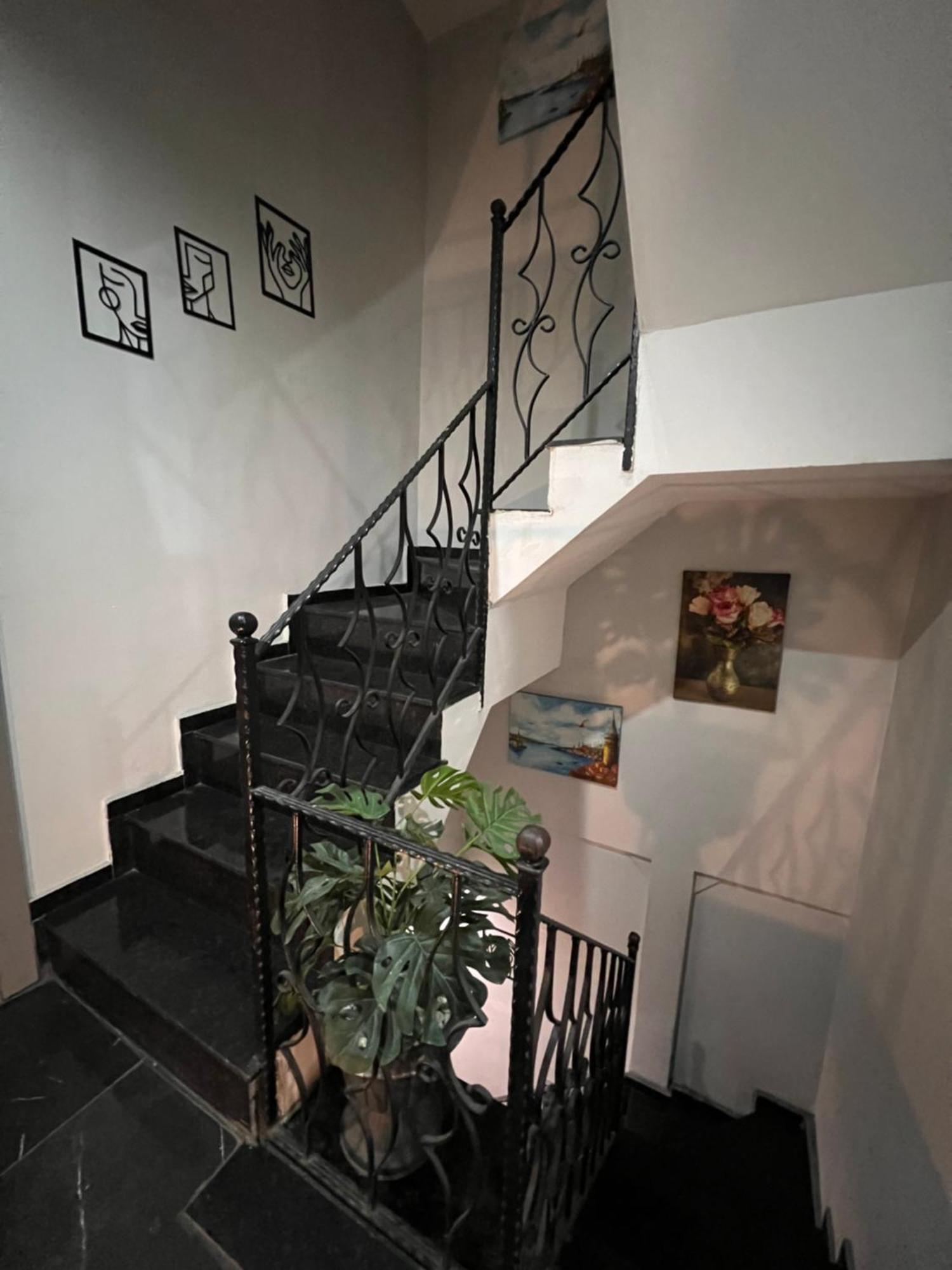 Taksim Larissa Hotel Suites Istanbul Bagian luar foto