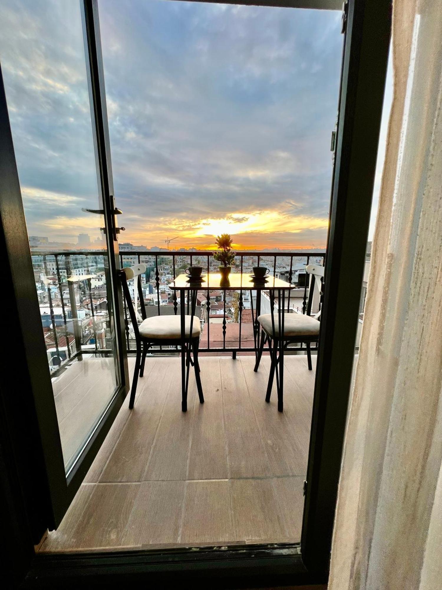 Taksim Larissa Hotel Suites Istanbul Bagian luar foto