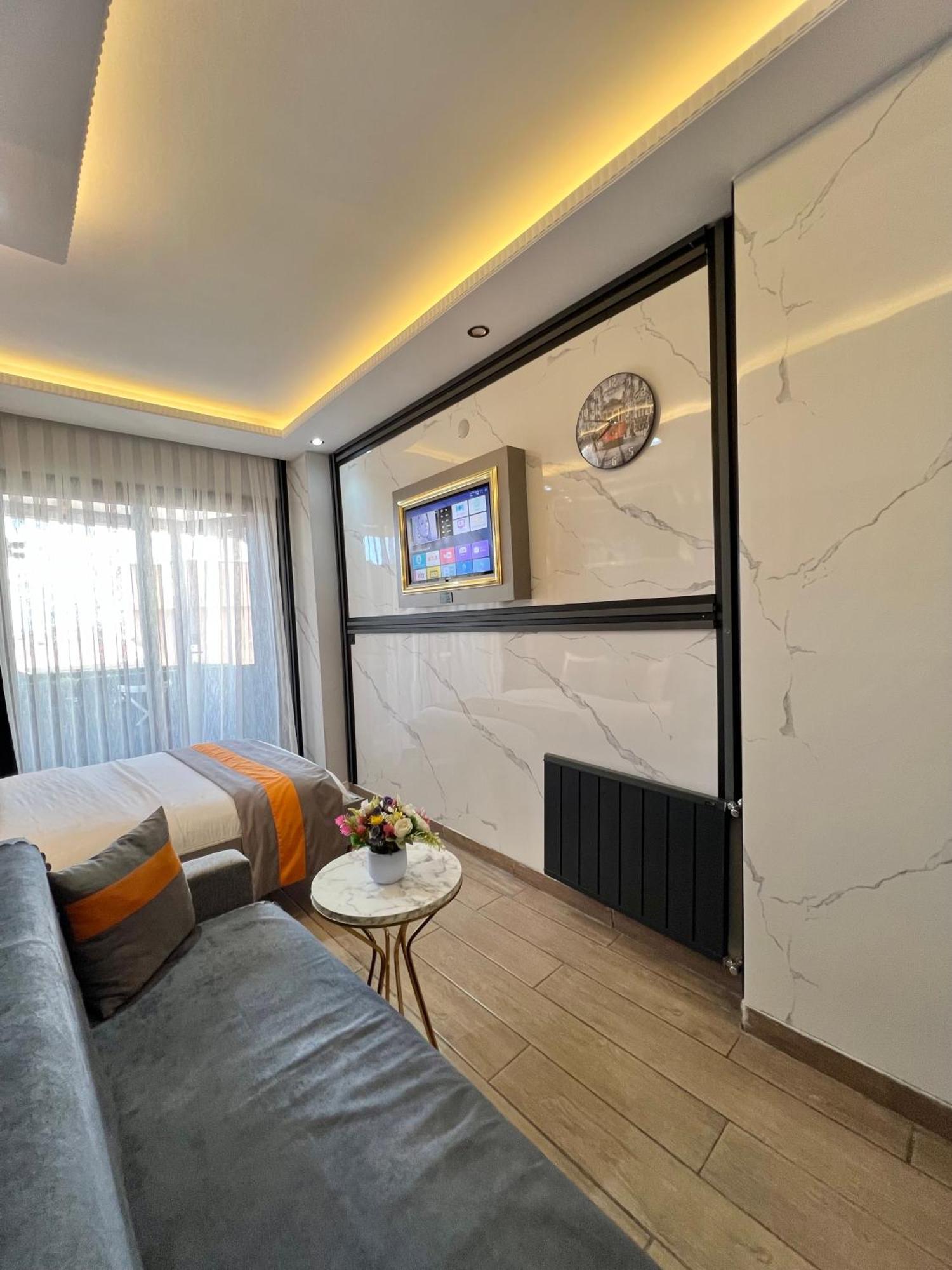 Taksim Larissa Hotel Suites Istanbul Bagian luar foto