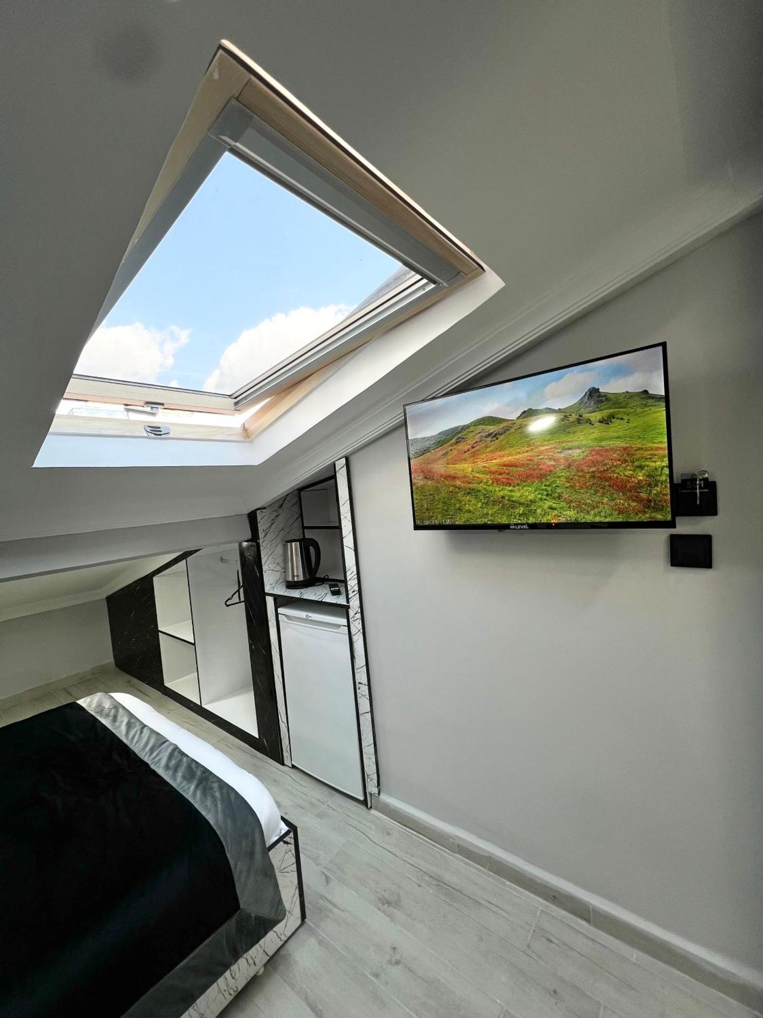 Taksim Larissa Hotel Suites Istanbul Bagian luar foto
