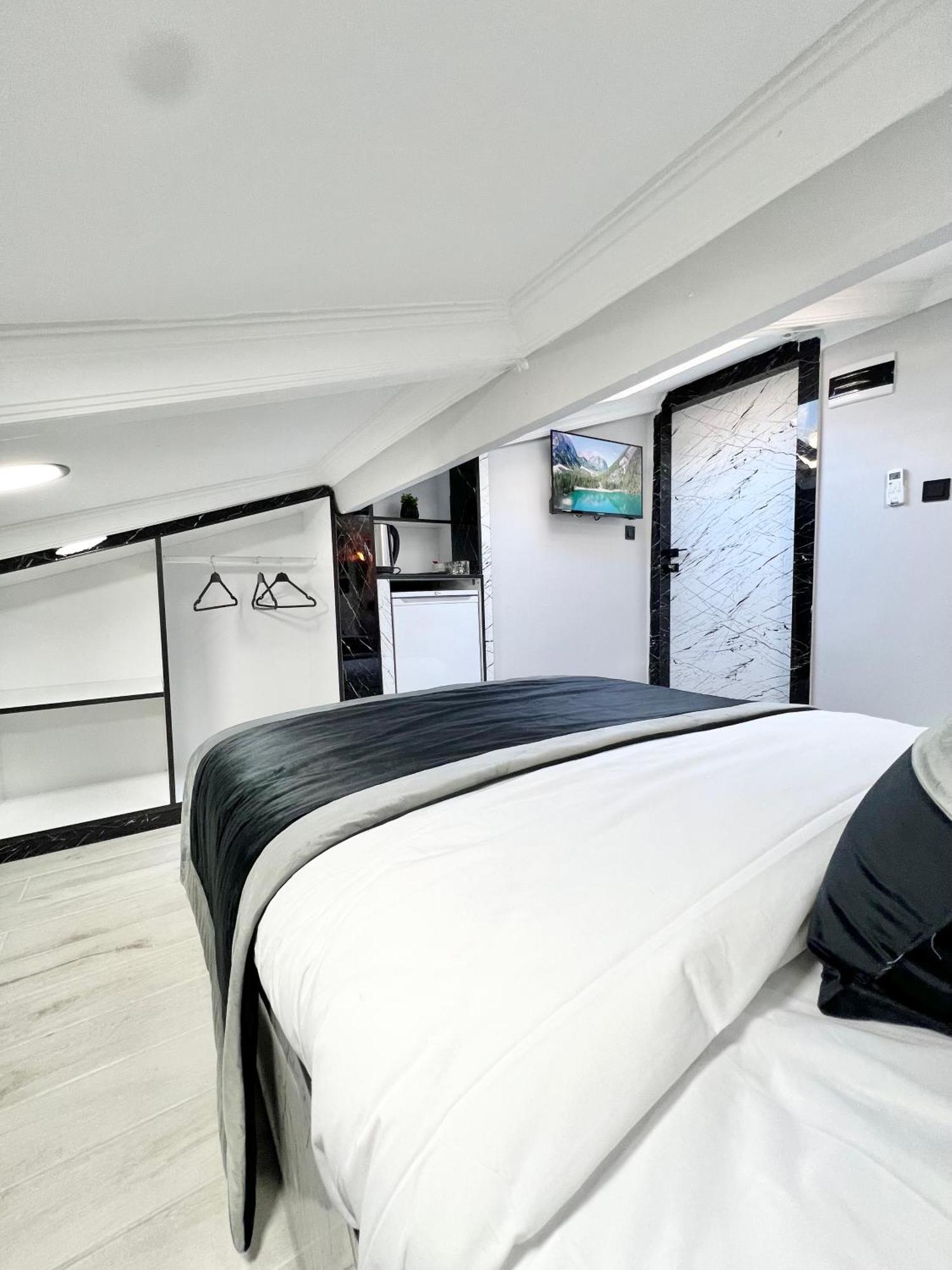 Taksim Larissa Hotel Suites Istanbul Bagian luar foto