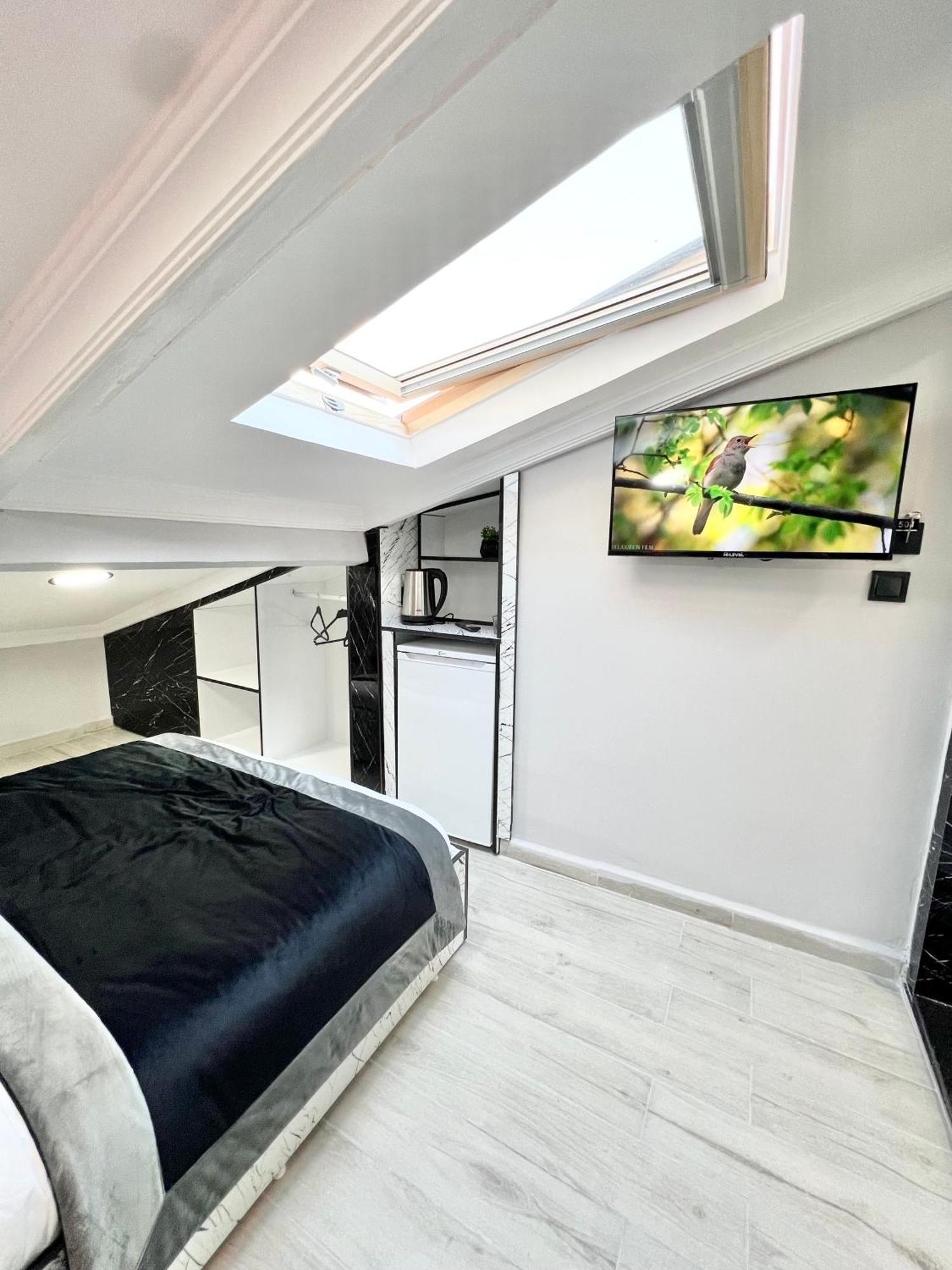 Taksim Larissa Hotel Suites Istanbul Bagian luar foto
