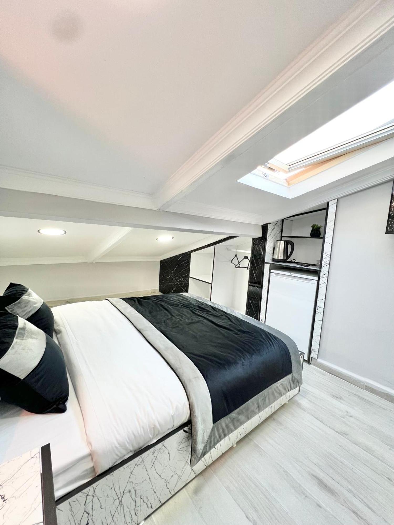 Taksim Larissa Hotel Suites Istanbul Bagian luar foto